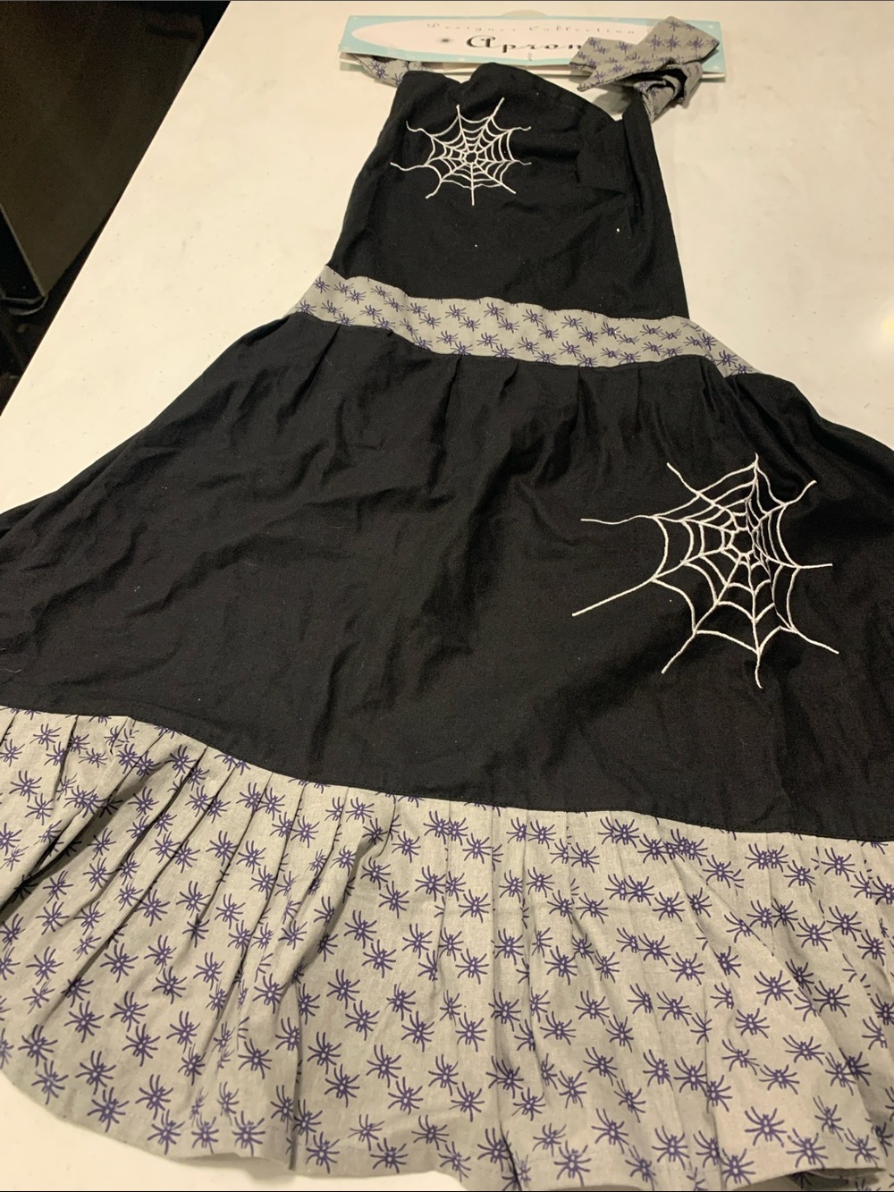 Designer Collection Spiders & Webs apron OSFM NEW Halloween Gray & Black Spooky